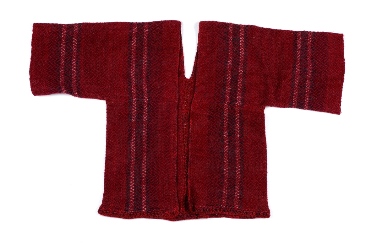 Vams klippet i to deler. Heklet sammen i ryggen. Heklet kant i nedkant. Søm over bysten på begge fremstykkene med skråbånd sydd over på innsiden. 3/4 ermer.