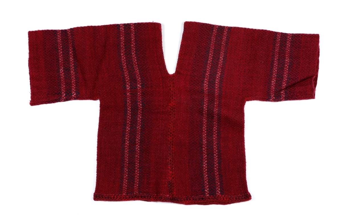 Vams klippet i to deler. Heklet sammen i ryggen. Heklet kant i nedkant. Søm over bysten på begge fremstykkene med skråbånd sydd over på innsiden. 3/4 ermer.