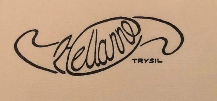 Vams klippet i to deler. Søm i ryggen. Åpen midt foran. Lagt opp med skråbånd i nedkant. Søm over brystet på begge forstykker. Skråbånd er sydd over sømmen på innsiden.