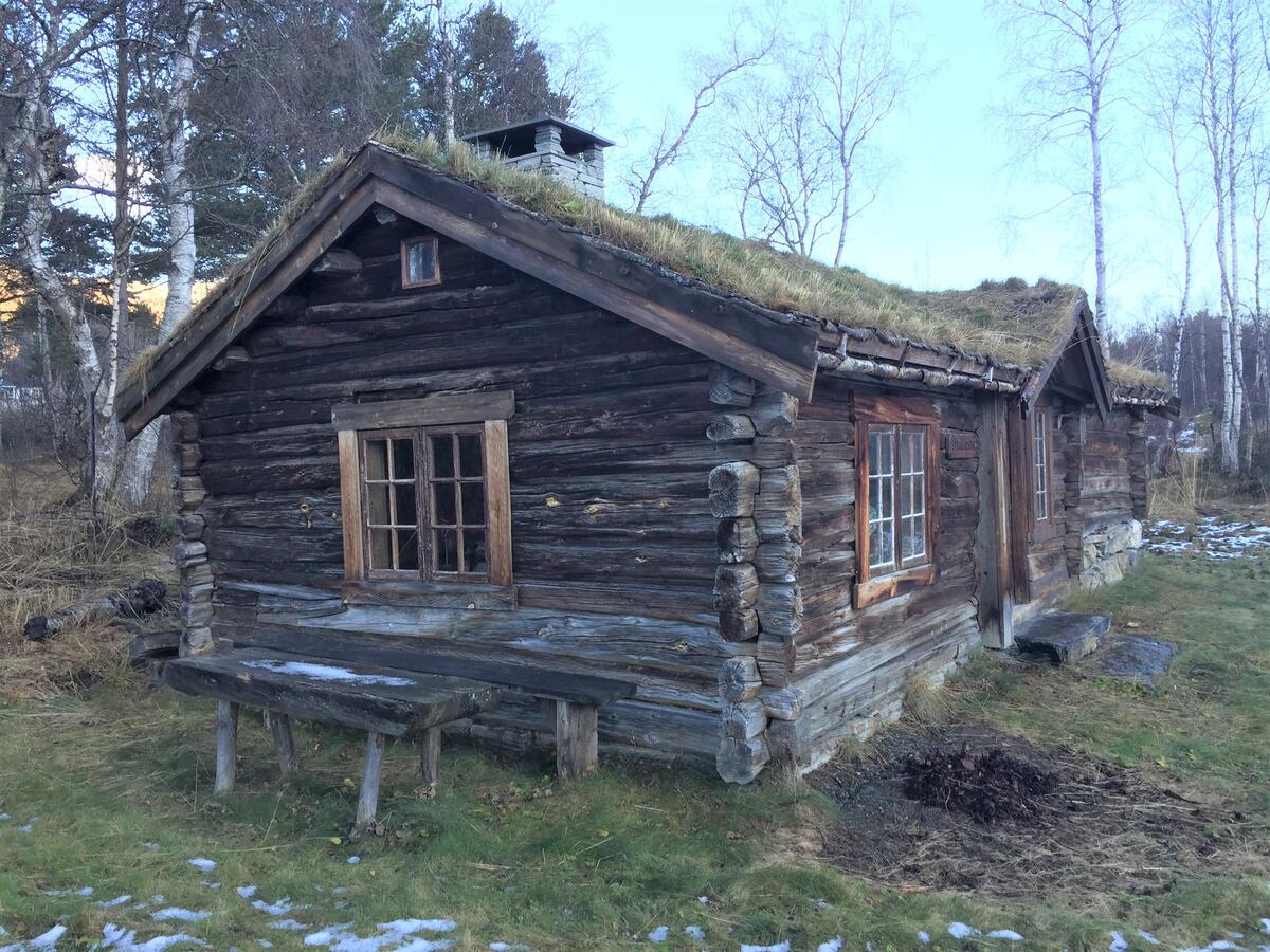Laftet treroms tømmerbygning med torvbelagt åstak.