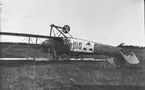 Flygplan FVM S 18 nummer 0104 ligger upp och ned efter ett landningshaveri, omkring 1920-1921.