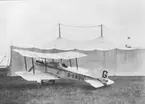 Brittiskt flygplan S.E. 5A med civilregistrering G-EBDU står framför en hangar på Torslanda vid ILUG 1923.