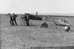 Bogsering av havererat flygplan Thulin A nr A 6 på flygfältet på Thulins flygskola i Ljungbyhed, 1918.