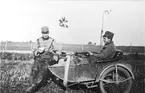 Två militärer sitter på en motorcykel med sidovagn vid Västgötamanövern, 1927.