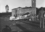 Civilt flygplan Sopwith Dove märkt S-AYAA står på flygfältet framför kanslihuset på Flygkompaniet på Malmen, ca 1924-1925. Flygplanet tillhörde flygfotografen Oscar Bladh.