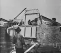 Motorprov med flygplan Thulin C vid Thulins flygskola på Ljungbyhed, 1910-tal. Tre män i arbete.