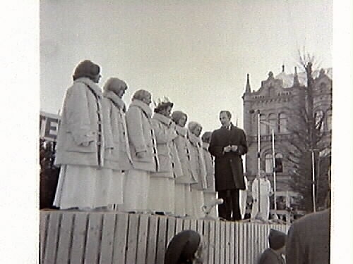 Tidningsartikel med Tomteparaden på Varbergs torg med kröning av årets Lucia. Publicerat i Hallands Nyheter, 1967-12-11. Evenemanget spelades in av TV och sändes den 13 december. Bild G14930-14933 från torget, G14934 från Nöjesparken. Bild G14934 är publicerad i tidningen.