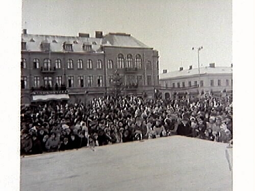 Tidningsartikel med Tomteparaden på Varbergs torg med kröning av årets Lucia. Publicerat i Hallands Nyheter, 1967-12-11. Evenemanget spelades in av TV och sändes den 13 december. Bild G14930-14933 från torget, G14934 från Nöjesparken. Bild G14934 är publicerad i tidningen.
