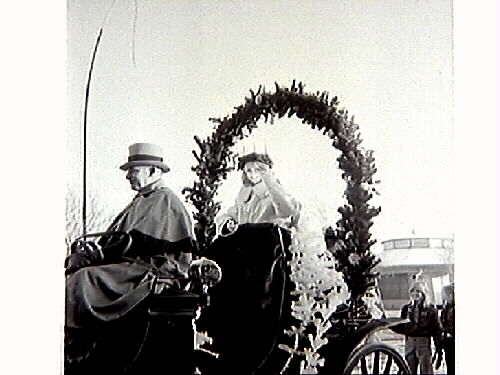 Tidningsartikel med Tomteparaden på Varbergs torg med kröning av årets Lucia. Publicerat i Hallands Nyheter, 1967-12-11. Evenemanget spelades in av TV och sändes den 13 december. Bild G14930-14933 från torget, G14934 från Nöjesparken. Bild G14934 är publicerad i tidningen.
