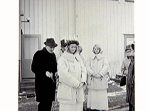 Tidningsartikel med Tomteparaden på Varbergs torg med kröning av årets Lucia. Publicerat i Hallands Nyheter, 1967-12-11. Evenemanget spelades in av TV och sändes den 13 december. Bild G14930-14933 från torget, G14934 från Nöjesparken. Bild G14934 är publicerad i tidningen.