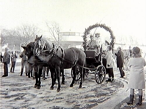 Tidningsartikel med Tomteparaden på Varbergs torg med kröning av årets Lucia. Publicerat i Hallands Nyheter, 1967-12-11. Evenemanget spelades in av TV och sändes den 13 december. Bild G14930-14933 från torget, G14934 från Nöjesparken. Bild G14934 är publicerad i tidningen.