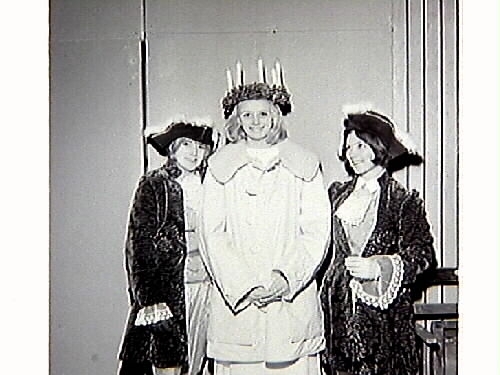 Tidningsartikel med Tomteparaden på Varbergs torg med kröning av årets Lucia. Publicerat i Hallands Nyheter, 1967-12-11. Evenemanget spelades in av TV och sändes den 13 december. Bild G14930-14933 från torget, G14934 från Nöjesparken. Bild G14934 är publicerad i tidningen.