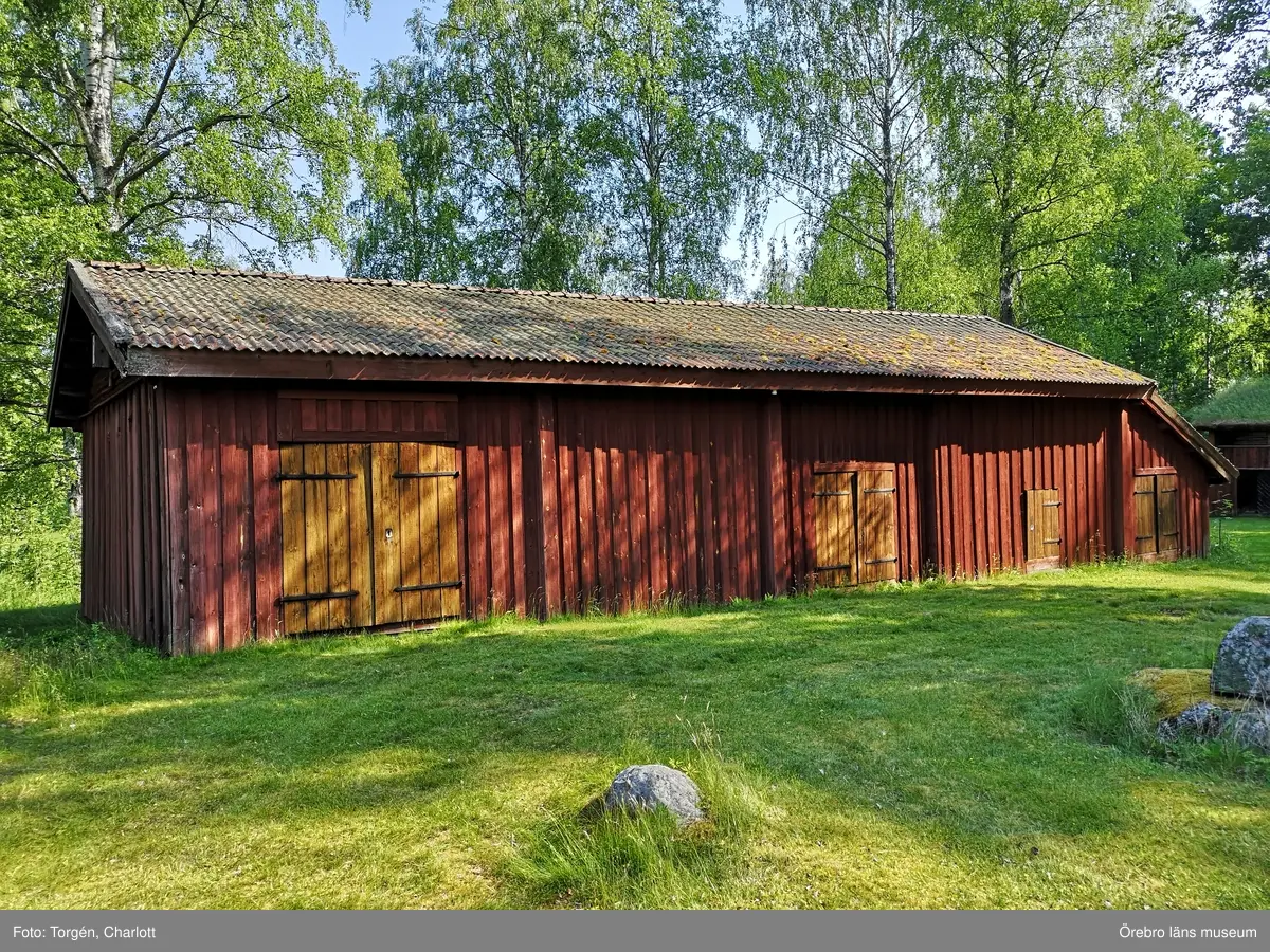 Fotoprotokoll
Acc.nr. OLM-2021-37

Objekt: Skräddartorp
Ort: Gtyrhyttan
Socken: Grythytte socken
Kommun: Hällefors kommun
Län: T
År: 2021

Motiv: Omläggning av tak samt åtgärder på panel, på logen vid Skräddartorp

1: Portlidret in till gårdstunet
2: Loglängan, södra sidan
3: Östra lilla tillbyggnaden, före åtgärder
4: Under arbetets gång, teglet har plockats av
5: Panelen på norra sidan av logen. Marken har planats ut och växtligheten tagits bort. Nedre delen av panelen har också tagits bort.
6: Undertaket
7: Östra lilla tillbyggnaden, norra sidan. Arbetet pågår.
8: Hörnstolpe i nordöst, med rötskador längst ner. Före åtgärder.
9: När den rötskadade panelen på norra sidan av byggnaden togs bort upptäcktes att timmerstommen hade en äldre kraftig rötskada. Rians stomme hade också en kraftig sättning som troligtvis kommer av att syllstocken har ruttnat bort till hälften.
10: Timmerstommen inne i rian, mot logen. De har senare uppsågade öppningar mellan sig.
11: Syllstocken till rian är kraftigt sönderrötad. 
12: Norra sidan av logen. Arbetet pågår och marken har planats ut för att få fall från byggnaden.
13: De två timmerstommarna. Rian till vänster och logen till höger i bild.
14: Även logdelen visade sig ha äldre skador på stommen och syllstockarna.
15: Västra tillbyggnaden med lockpanel.
16: Lilla tillbyggnaden i öster efter åtgärder. Nytt taktegel, ny panel och nya vindskivor och takfotsbräda. Även logdelen fick nya vindskivor.
17: Till vänster om dörren, till rian, finns under panelen årtalet 1737 inkarvat i en av timmerstockarna.
18: Knutarna mellan rian och logen. På logen är knutarna avsågade vissa timmervarv.
19: Ena knuten till logdelen ser ut att ev ha glidit av en grundsten.
10: Även logdelen visade sig ha äldre skador på stommen och syllstockarna.

Diarienr. 2021.173