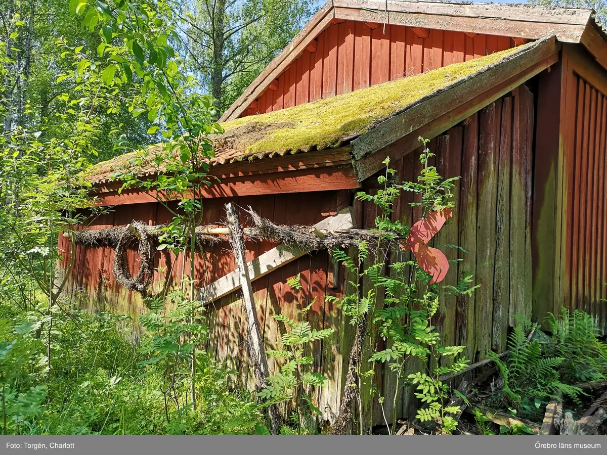 Fotoprotokoll
Acc.nr. OLM-2021-37

Objekt: Skräddartorp
Ort: Gtyrhyttan
Socken: Grythytte socken
Kommun: Hällefors kommun
Län: T
År: 2021

Motiv: Omläggning av tak samt åtgärder på panel, på logen vid Skräddartorp

1: Portlidret in till gårdstunet
2: Loglängan, södra sidan
3: Östra lilla tillbyggnaden, före åtgärder
4: Under arbetets gång, teglet har plockats av
5: Panelen på norra sidan av logen. Marken har planats ut och växtligheten tagits bort. Nedre delen av panelen har också tagits bort.
6: Undertaket
7: Östra lilla tillbyggnaden, norra sidan. Arbetet pågår.
8: Hörnstolpe i nordöst, med rötskador längst ner. Före åtgärder.
9: När den rötskadade panelen på norra sidan av byggnaden togs bort upptäcktes att timmerstommen hade en äldre kraftig rötskada. Rians stomme hade också en kraftig sättning som troligtvis kommer av att syllstocken har ruttnat bort till hälften.
10: Timmerstommen inne i rian, mot logen. De har senare uppsågade öppningar mellan sig.
11: Syllstocken till rian är kraftigt sönderrötad. 
12: Norra sidan av logen. Arbetet pågår och marken har planats ut för att få fall från byggnaden.
13: De två timmerstommarna. Rian till vänster och logen till höger i bild.
14: Även logdelen visade sig ha äldre skador på stommen och syllstockarna.
15: Västra tillbyggnaden med lockpanel.
16: Lilla tillbyggnaden i öster efter åtgärder. Nytt taktegel, ny panel och nya vindskivor och takfotsbräda. Även logdelen fick nya vindskivor.
17: Till vänster om dörren, till rian, finns under panelen årtalet 1737 inkarvat i en av timmerstockarna.
18: Knutarna mellan rian och logen. På logen är knutarna avsågade vissa timmervarv.
19: Ena knuten till logdelen ser ut att ev ha glidit av en grundsten.
10: Även logdelen visade sig ha äldre skador på stommen och syllstockarna.

Diarienr. 2021.173