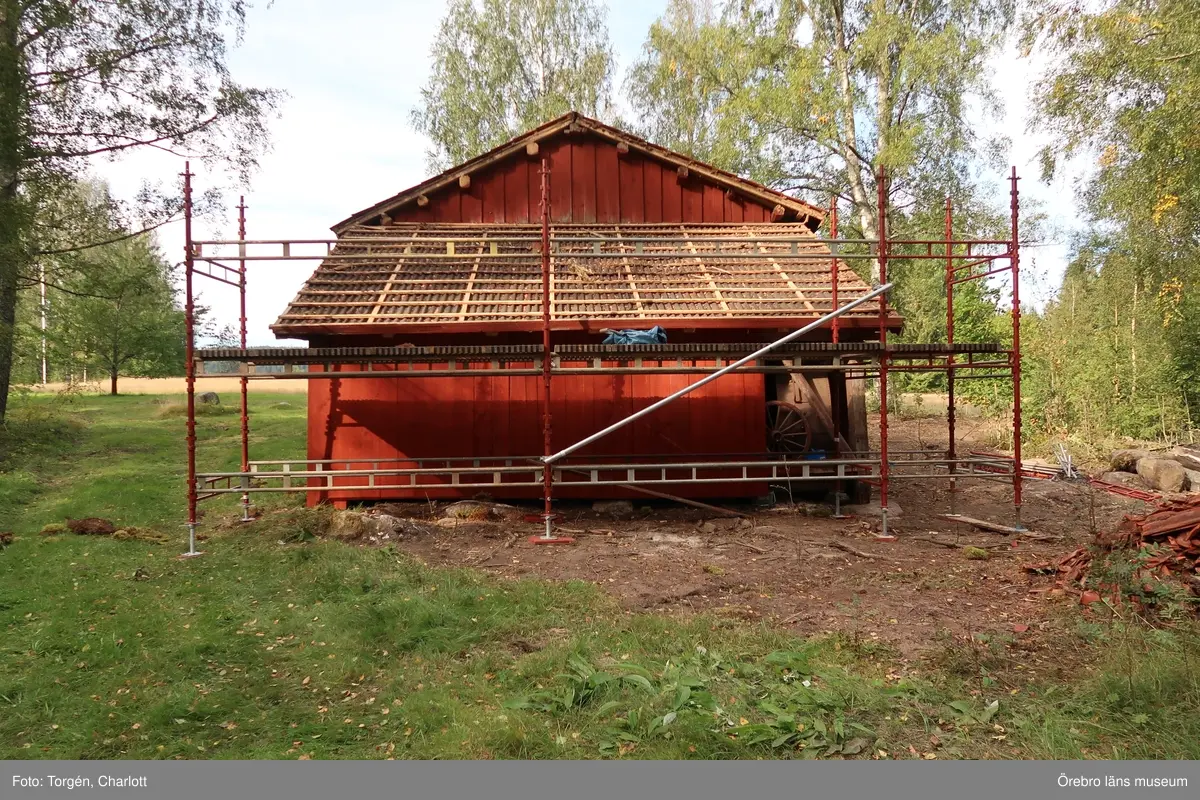 Fotoprotokoll
Acc.nr. OLM-2021-37

Objekt: Skräddartorp
Ort: Gtyrhyttan
Socken: Grythytte socken
Kommun: Hällefors kommun
Län: T
År: 2021

Motiv: Omläggning av tak samt åtgärder på panel, på logen vid Skräddartorp

1: Portlidret in till gårdstunet
2: Loglängan, södra sidan
3: Östra lilla tillbyggnaden, före åtgärder
4: Under arbetets gång, teglet har plockats av
5: Panelen på norra sidan av logen. Marken har planats ut och växtligheten tagits bort. Nedre delen av panelen har också tagits bort.
6: Undertaket
7: Östra lilla tillbyggnaden, norra sidan. Arbetet pågår.
8: Hörnstolpe i nordöst, med rötskador längst ner. Före åtgärder.
9: När den rötskadade panelen på norra sidan av byggnaden togs bort upptäcktes att timmerstommen hade en äldre kraftig rötskada. Rians stomme hade också en kraftig sättning som troligtvis kommer av att syllstocken har ruttnat bort till hälften.
10: Timmerstommen inne i rian, mot logen. De har senare uppsågade öppningar mellan sig.
11: Syllstocken till rian är kraftigt sönderrötad. 
12: Norra sidan av logen. Arbetet pågår och marken har planats ut för att få fall från byggnaden.
13: De två timmerstommarna. Rian till vänster och logen till höger i bild.
14: Även logdelen visade sig ha äldre skador på stommen och syllstockarna.
15: Västra tillbyggnaden med lockpanel.
16: Lilla tillbyggnaden i öster efter åtgärder. Nytt taktegel, ny panel och nya vindskivor och takfotsbräda. Även logdelen fick nya vindskivor.
17: Till vänster om dörren, till rian, finns under panelen årtalet 1737 inkarvat i en av timmerstockarna.
18: Knutarna mellan rian och logen. På logen är knutarna avsågade vissa timmervarv.
19: Ena knuten till logdelen ser ut att ev ha glidit av en grundsten.
10: Även logdelen visade sig ha äldre skador på stommen och syllstockarna.

Diarienr. 2021.173