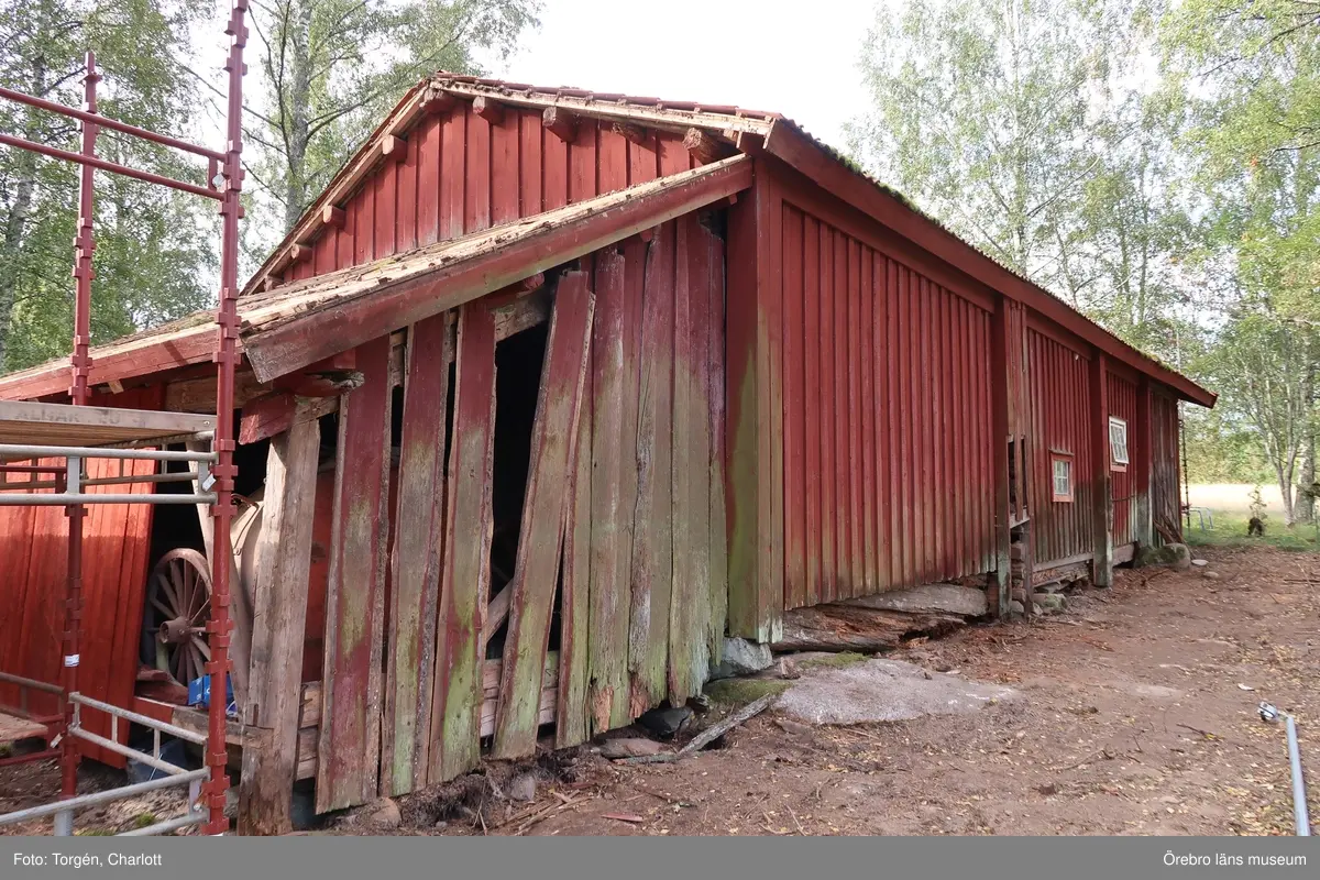 Fotoprotokoll
Acc.nr. OLM-2021-37

Objekt: Skräddartorp
Ort: Gtyrhyttan
Socken: Grythytte socken
Kommun: Hällefors kommun
Län: T
År: 2021

Motiv: Omläggning av tak samt åtgärder på panel, på logen vid Skräddartorp

1: Portlidret in till gårdstunet
2: Loglängan, södra sidan
3: Östra lilla tillbyggnaden, före åtgärder
4: Under arbetets gång, teglet har plockats av
5: Panelen på norra sidan av logen. Marken har planats ut och växtligheten tagits bort. Nedre delen av panelen har också tagits bort.
6: Undertaket
7: Östra lilla tillbyggnaden, norra sidan. Arbetet pågår.
8: Hörnstolpe i nordöst, med rötskador längst ner. Före åtgärder.
9: När den rötskadade panelen på norra sidan av byggnaden togs bort upptäcktes att timmerstommen hade en äldre kraftig rötskada. Rians stomme hade också en kraftig sättning som troligtvis kommer av att syllstocken har ruttnat bort till hälften.
10: Timmerstommen inne i rian, mot logen. De har senare uppsågade öppningar mellan sig.
11: Syllstocken till rian är kraftigt sönderrötad. 
12: Norra sidan av logen. Arbetet pågår och marken har planats ut för att få fall från byggnaden.
13: De två timmerstommarna. Rian till vänster och logen till höger i bild.
14: Även logdelen visade sig ha äldre skador på stommen och syllstockarna.
15: Västra tillbyggnaden med lockpanel.
16: Lilla tillbyggnaden i öster efter åtgärder. Nytt taktegel, ny panel och nya vindskivor och takfotsbräda. Även logdelen fick nya vindskivor.
17: Till vänster om dörren, till rian, finns under panelen årtalet 1737 inkarvat i en av timmerstockarna.
18: Knutarna mellan rian och logen. På logen är knutarna avsågade vissa timmervarv.
19: Ena knuten till logdelen ser ut att ev ha glidit av en grundsten.
10: Även logdelen visade sig ha äldre skador på stommen och syllstockarna.

Diarienr. 2021.173