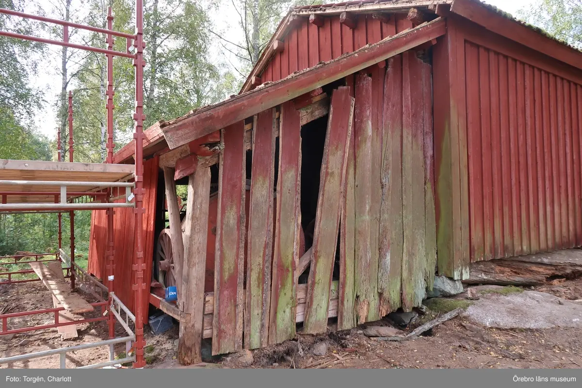 Fotoprotokoll
Acc.nr. OLM-2021-37

Objekt: Skräddartorp
Ort: Gtyrhyttan
Socken: Grythytte socken
Kommun: Hällefors kommun
Län: T
År: 2021

Motiv: Omläggning av tak samt åtgärder på panel, på logen vid Skräddartorp

1: Portlidret in till gårdstunet
2: Loglängan, södra sidan
3: Östra lilla tillbyggnaden, före åtgärder
4: Under arbetets gång, teglet har plockats av
5: Panelen på norra sidan av logen. Marken har planats ut och växtligheten tagits bort. Nedre delen av panelen har också tagits bort.
6: Undertaket
7: Östra lilla tillbyggnaden, norra sidan. Arbetet pågår.
8: Hörnstolpe i nordöst, med rötskador längst ner. Före åtgärder.
9: När den rötskadade panelen på norra sidan av byggnaden togs bort upptäcktes att timmerstommen hade en äldre kraftig rötskada. Rians stomme hade också en kraftig sättning som troligtvis kommer av att syllstocken har ruttnat bort till hälften.
10: Timmerstommen inne i rian, mot logen. De har senare uppsågade öppningar mellan sig.
11: Syllstocken till rian är kraftigt sönderrötad. 
12: Norra sidan av logen. Arbetet pågår och marken har planats ut för att få fall från byggnaden.
13: De två timmerstommarna. Rian till vänster och logen till höger i bild.
14: Även logdelen visade sig ha äldre skador på stommen och syllstockarna.
15: Västra tillbyggnaden med lockpanel.
16: Lilla tillbyggnaden i öster efter åtgärder. Nytt taktegel, ny panel och nya vindskivor och takfotsbräda. Även logdelen fick nya vindskivor.
17: Till vänster om dörren, till rian, finns under panelen årtalet 1737 inkarvat i en av timmerstockarna.
18: Knutarna mellan rian och logen. På logen är knutarna avsågade vissa timmervarv.
19: Ena knuten till logdelen ser ut att ev ha glidit av en grundsten.
10: Även logdelen visade sig ha äldre skador på stommen och syllstockarna.

Diarienr. 2021.173