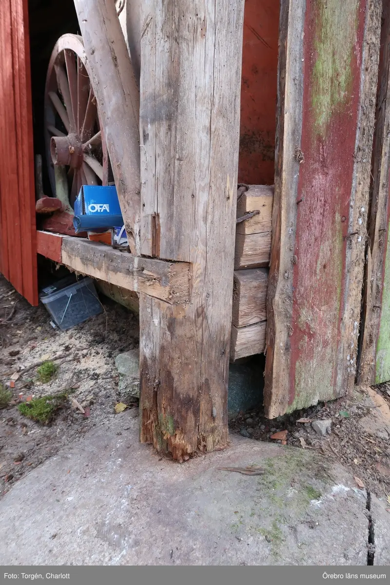 Fotoprotokoll
Acc.nr. OLM-2021-37

Objekt: Skräddartorp
Ort: Gtyrhyttan
Socken: Grythytte socken
Kommun: Hällefors kommun
Län: T
År: 2021

Motiv: Omläggning av tak samt åtgärder på panel, på logen vid Skräddartorp

1: Portlidret in till gårdstunet
2: Loglängan, södra sidan
3: Östra lilla tillbyggnaden, före åtgärder
4: Under arbetets gång, teglet har plockats av
5: Panelen på norra sidan av logen. Marken har planats ut och växtligheten tagits bort. Nedre delen av panelen har också tagits bort.
6: Undertaket
7: Östra lilla tillbyggnaden, norra sidan. Arbetet pågår.
8: Hörnstolpe i nordöst, med rötskador längst ner. Före åtgärder.
9: När den rötskadade panelen på norra sidan av byggnaden togs bort upptäcktes att timmerstommen hade en äldre kraftig rötskada. Rians stomme hade också en kraftig sättning som troligtvis kommer av att syllstocken har ruttnat bort till hälften.
10: Timmerstommen inne i rian, mot logen. De har senare uppsågade öppningar mellan sig.
11: Syllstocken till rian är kraftigt sönderrötad. 
12: Norra sidan av logen. Arbetet pågår och marken har planats ut för att få fall från byggnaden.
13: De två timmerstommarna. Rian till vänster och logen till höger i bild.
14: Även logdelen visade sig ha äldre skador på stommen och syllstockarna.
15: Västra tillbyggnaden med lockpanel.
16: Lilla tillbyggnaden i öster efter åtgärder. Nytt taktegel, ny panel och nya vindskivor och takfotsbräda. Även logdelen fick nya vindskivor.
17: Till vänster om dörren, till rian, finns under panelen årtalet 1737 inkarvat i en av timmerstockarna.
18: Knutarna mellan rian och logen. På logen är knutarna avsågade vissa timmervarv.
19: Ena knuten till logdelen ser ut att ev ha glidit av en grundsten.
10: Även logdelen visade sig ha äldre skador på stommen och syllstockarna.

Diarienr. 2021.173