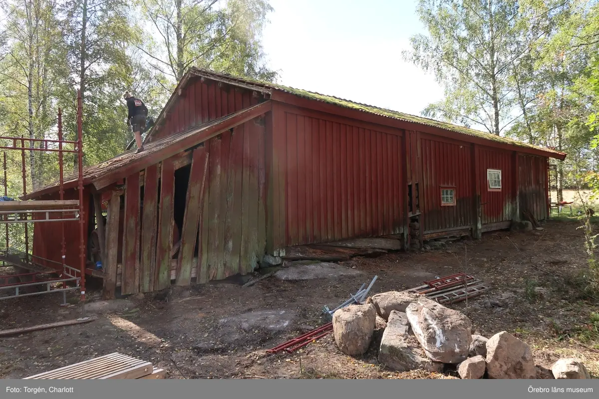 Fotoprotokoll
Acc.nr. OLM-2021-37

Objekt: Skräddartorp
Ort: Gtyrhyttan
Socken: Grythytte socken
Kommun: Hällefors kommun
Län: T
År: 2021

Motiv: Omläggning av tak samt åtgärder på panel, på logen vid Skräddartorp

1: Portlidret in till gårdstunet
2: Loglängan, södra sidan
3: Östra lilla tillbyggnaden, före åtgärder
4: Under arbetets gång, teglet har plockats av
5: Panelen på norra sidan av logen. Marken har planats ut och växtligheten tagits bort. Nedre delen av panelen har också tagits bort.
6: Undertaket
7: Östra lilla tillbyggnaden, norra sidan. Arbetet pågår.
8: Hörnstolpe i nordöst, med rötskador längst ner. Före åtgärder.
9: När den rötskadade panelen på norra sidan av byggnaden togs bort upptäcktes att timmerstommen hade en äldre kraftig rötskada. Rians stomme hade också en kraftig sättning som troligtvis kommer av att syllstocken har ruttnat bort till hälften.
10: Timmerstommen inne i rian, mot logen. De har senare uppsågade öppningar mellan sig.
11: Syllstocken till rian är kraftigt sönderrötad. 
12: Norra sidan av logen. Arbetet pågår och marken har planats ut för att få fall från byggnaden.
13: De två timmerstommarna. Rian till vänster och logen till höger i bild.
14: Även logdelen visade sig ha äldre skador på stommen och syllstockarna.
15: Västra tillbyggnaden med lockpanel.
16: Lilla tillbyggnaden i öster efter åtgärder. Nytt taktegel, ny panel och nya vindskivor och takfotsbräda. Även logdelen fick nya vindskivor.
17: Till vänster om dörren, till rian, finns under panelen årtalet 1737 inkarvat i en av timmerstockarna.
18: Knutarna mellan rian och logen. På logen är knutarna avsågade vissa timmervarv.
19: Ena knuten till logdelen ser ut att ev ha glidit av en grundsten.
10: Även logdelen visade sig ha äldre skador på stommen och syllstockarna.

Diarienr. 2021.173