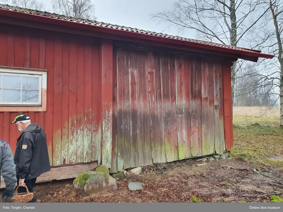 Fotoprotokoll
Acc.nr. OLM-2021-37

Objekt: Skräddartorp
Ort: Gtyrhyttan
Socken: Grythytte socken
Kommun: Hällefors kommun
Län: T
År: 2021

Motiv: Omläggning av tak samt åtgärder på panel, på logen vid Skräddartorp

1: Portlidret in till gårdstunet
2: Loglängan, södra sidan
3: Östra lilla tillbyggnaden, före åtgärder
4: Under arbetets gång, teglet har plockats av
5: Panelen på norra sidan av logen. Marken har planats ut och växtligheten tagits bort. Nedre delen av panelen har också tagits bort.
6: Undertaket
7: Östra lilla tillbyggnaden, norra sidan. Arbetet pågår.
8: Hörnstolpe i nordöst, med rötskador längst ner. Före åtgärder.
9: När den rötskadade panelen på norra sidan av byggnaden togs bort upptäcktes att timmerstommen hade en äldre kraftig rötskada. Rians stomme hade också en kraftig sättning som troligtvis kommer av att syllstocken har ruttnat bort till hälften.
10: Timmerstommen inne i rian, mot logen. De har senare uppsågade öppningar mellan sig.
11: Syllstocken till rian är kraftigt sönderrötad. 
12: Norra sidan av logen. Arbetet pågår och marken har planats ut för att få fall från byggnaden.
13: De två timmerstommarna. Rian till vänster och logen till höger i bild.
14: Även logdelen visade sig ha äldre skador på stommen och syllstockarna.
15: Västra tillbyggnaden med lockpanel.
16: Lilla tillbyggnaden i öster efter åtgärder. Nytt taktegel, ny panel och nya vindskivor och takfotsbräda. Även logdelen fick nya vindskivor.
17: Till vänster om dörren, till rian, finns under panelen årtalet 1737 inkarvat i en av timmerstockarna.
18: Knutarna mellan rian och logen. På logen är knutarna avsågade vissa timmervarv.
19: Ena knuten till logdelen ser ut att ev ha glidit av en grundsten.
10: Även logdelen visade sig ha äldre skador på stommen och syllstockarna.

Diarienr. 2021.173