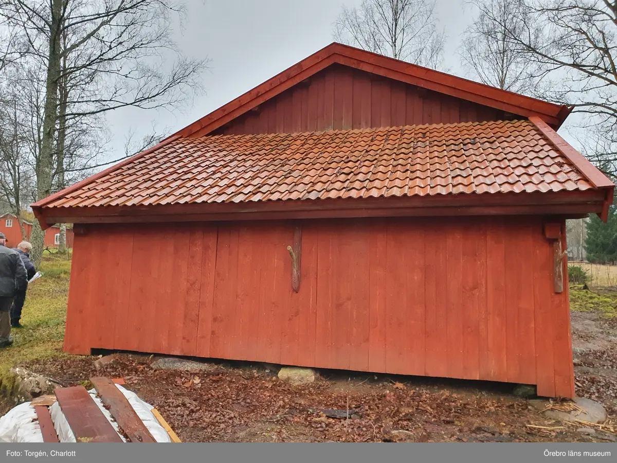 Fotoprotokoll
Acc.nr. OLM-2021-37

Objekt: Skräddartorp
Ort: Gtyrhyttan
Socken: Grythytte socken
Kommun: Hällefors kommun
Län: T
År: 2021

Motiv: Omläggning av tak samt åtgärder på panel, på logen vid Skräddartorp

1: Portlidret in till gårdstunet
2: Loglängan, södra sidan
3: Östra lilla tillbyggnaden, före åtgärder
4: Under arbetets gång, teglet har plockats av
5: Panelen på norra sidan av logen. Marken har planats ut och växtligheten tagits bort. Nedre delen av panelen har också tagits bort.
6: Undertaket
7: Östra lilla tillbyggnaden, norra sidan. Arbetet pågår.
8: Hörnstolpe i nordöst, med rötskador längst ner. Före åtgärder.
9: När den rötskadade panelen på norra sidan av byggnaden togs bort upptäcktes att timmerstommen hade en äldre kraftig rötskada. Rians stomme hade också en kraftig sättning som troligtvis kommer av att syllstocken har ruttnat bort till hälften.
10: Timmerstommen inne i rian, mot logen. De har senare uppsågade öppningar mellan sig.
11: Syllstocken till rian är kraftigt sönderrötad. 
12: Norra sidan av logen. Arbetet pågår och marken har planats ut för att få fall från byggnaden.
13: De två timmerstommarna. Rian till vänster och logen till höger i bild.
14: Även logdelen visade sig ha äldre skador på stommen och syllstockarna.
15: Västra tillbyggnaden med lockpanel.
16: Lilla tillbyggnaden i öster efter åtgärder. Nytt taktegel, ny panel och nya vindskivor och takfotsbräda. Även logdelen fick nya vindskivor.
17: Till vänster om dörren, till rian, finns under panelen årtalet 1737 inkarvat i en av timmerstockarna.
18: Knutarna mellan rian och logen. På logen är knutarna avsågade vissa timmervarv.
19: Ena knuten till logdelen ser ut att ev ha glidit av en grundsten.
10: Även logdelen visade sig ha äldre skador på stommen och syllstockarna.

Diarienr. 2021.173