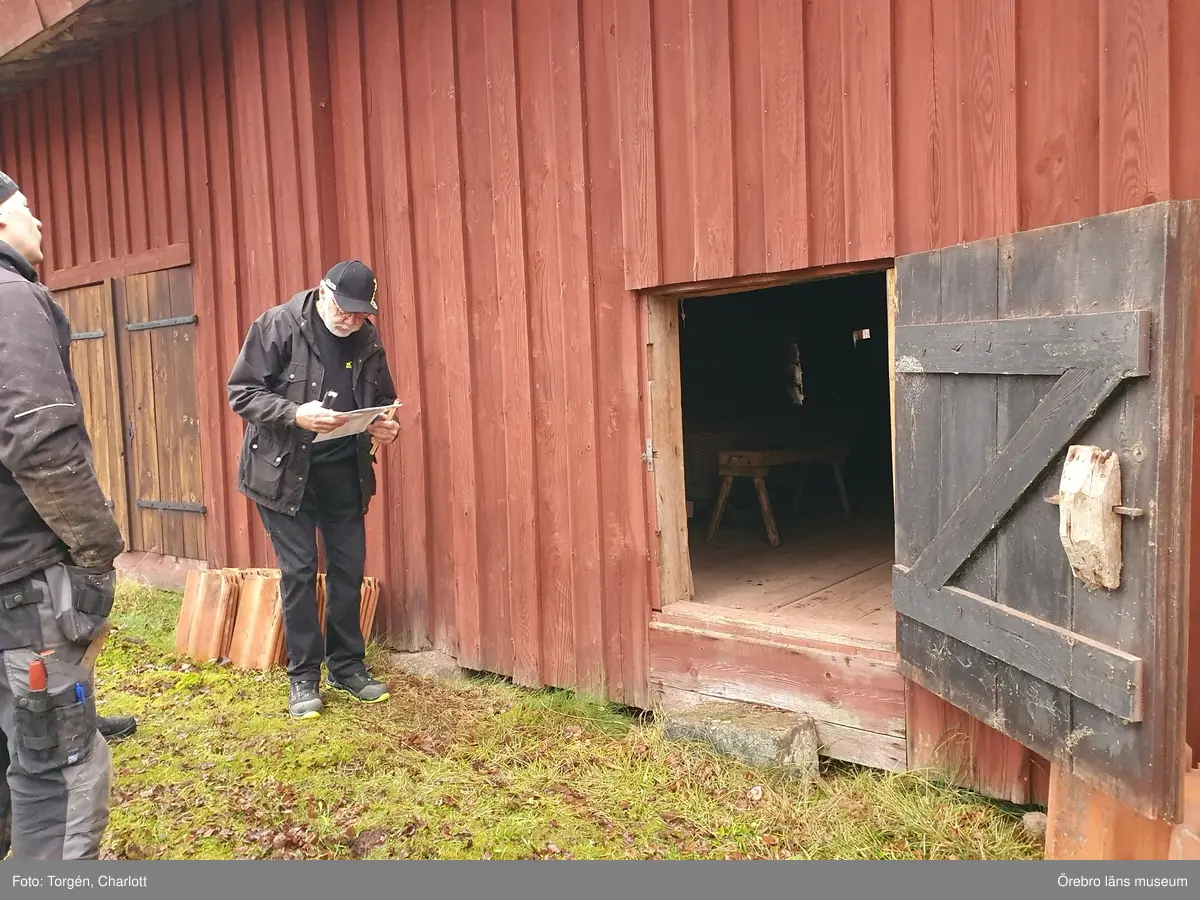 Fotoprotokoll
Acc.nr. OLM-2021-37

Objekt: Skräddartorp
Ort: Gtyrhyttan
Socken: Grythytte socken
Kommun: Hällefors kommun
Län: T
År: 2021

Motiv: Omläggning av tak samt åtgärder på panel, på logen vid Skräddartorp

1: Portlidret in till gårdstunet
2: Loglängan, södra sidan
3: Östra lilla tillbyggnaden, före åtgärder
4: Under arbetets gång, teglet har plockats av
5: Panelen på norra sidan av logen. Marken har planats ut och växtligheten tagits bort. Nedre delen av panelen har också tagits bort.
6: Undertaket
7: Östra lilla tillbyggnaden, norra sidan. Arbetet pågår.
8: Hörnstolpe i nordöst, med rötskador längst ner. Före åtgärder.
9: När den rötskadade panelen på norra sidan av byggnaden togs bort upptäcktes att timmerstommen hade en äldre kraftig rötskada. Rians stomme hade också en kraftig sättning som troligtvis kommer av att syllstocken har ruttnat bort till hälften.
10: Timmerstommen inne i rian, mot logen. De har senare uppsågade öppningar mellan sig.
11: Syllstocken till rian är kraftigt sönderrötad. 
12: Norra sidan av logen. Arbetet pågår och marken har planats ut för att få fall från byggnaden.
13: De två timmerstommarna. Rian till vänster och logen till höger i bild.
14: Även logdelen visade sig ha äldre skador på stommen och syllstockarna.
15: Västra tillbyggnaden med lockpanel.
16: Lilla tillbyggnaden i öster efter åtgärder. Nytt taktegel, ny panel och nya vindskivor och takfotsbräda. Även logdelen fick nya vindskivor.
17: Till vänster om dörren, till rian, finns under panelen årtalet 1737 inkarvat i en av timmerstockarna.
18: Knutarna mellan rian och logen. På logen är knutarna avsågade vissa timmervarv.
19: Ena knuten till logdelen ser ut att ev ha glidit av en grundsten.
10: Även logdelen visade sig ha äldre skador på stommen och syllstockarna.

Diarienr. 2021.173