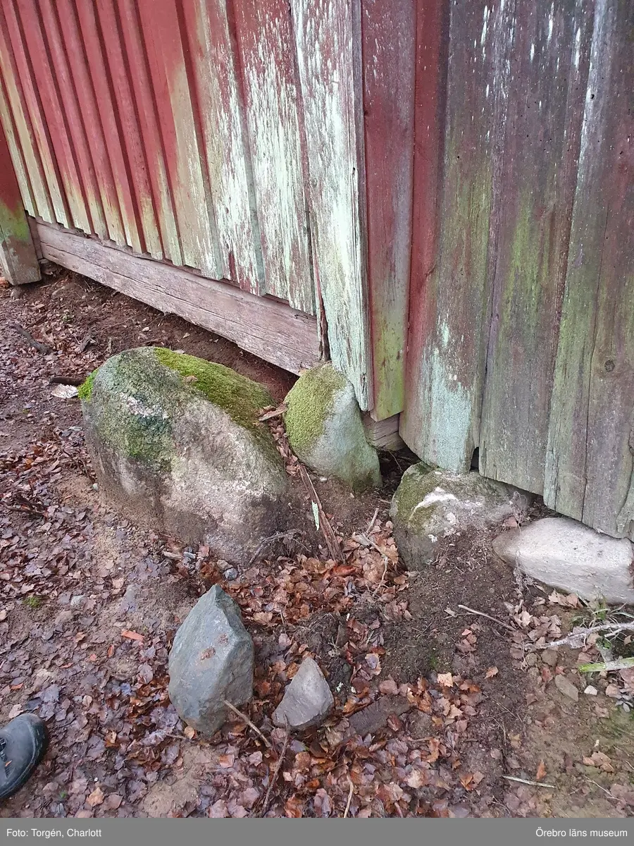 Fotoprotokoll
Acc.nr. OLM-2021-37

Objekt: Skräddartorp
Ort: Gtyrhyttan
Socken: Grythytte socken
Kommun: Hällefors kommun
Län: T
År: 2021

Motiv: Omläggning av tak samt åtgärder på panel, på logen vid Skräddartorp

1: Portlidret in till gårdstunet
2: Loglängan, södra sidan
3: Östra lilla tillbyggnaden, före åtgärder
4: Under arbetets gång, teglet har plockats av
5: Panelen på norra sidan av logen. Marken har planats ut och växtligheten tagits bort. Nedre delen av panelen har också tagits bort.
6: Undertaket
7: Östra lilla tillbyggnaden, norra sidan. Arbetet pågår.
8: Hörnstolpe i nordöst, med rötskador längst ner. Före åtgärder.
9: När den rötskadade panelen på norra sidan av byggnaden togs bort upptäcktes att timmerstommen hade en äldre kraftig rötskada. Rians stomme hade också en kraftig sättning som troligtvis kommer av att syllstocken har ruttnat bort till hälften.
10: Timmerstommen inne i rian, mot logen. De har senare uppsågade öppningar mellan sig.
11: Syllstocken till rian är kraftigt sönderrötad. 
12: Norra sidan av logen. Arbetet pågår och marken har planats ut för att få fall från byggnaden.
13: De två timmerstommarna. Rian till vänster och logen till höger i bild.
14: Även logdelen visade sig ha äldre skador på stommen och syllstockarna.
15: Västra tillbyggnaden med lockpanel.
16: Lilla tillbyggnaden i öster efter åtgärder. Nytt taktegel, ny panel och nya vindskivor och takfotsbräda. Även logdelen fick nya vindskivor.
17: Till vänster om dörren, till rian, finns under panelen årtalet 1737 inkarvat i en av timmerstockarna.
18: Knutarna mellan rian och logen. På logen är knutarna avsågade vissa timmervarv.
19: Ena knuten till logdelen ser ut att ev ha glidit av en grundsten.
10: Även logdelen visade sig ha äldre skador på stommen och syllstockarna.

Diarienr. 2021.173