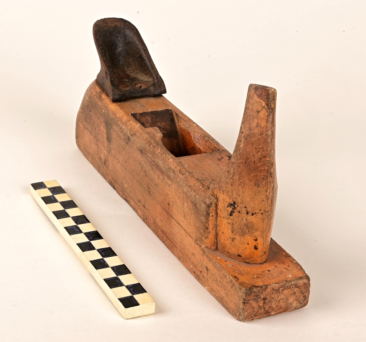 Høvelen består av en stokk som emne som er høvlet og pusset, og tappet for sponhus. Hornet fremme er vridd til høyre og lagd i tre.  Hornet er falset og limt til stokken og delvis til sålen. Håndtaket bak er lagd i stål, og skrudd fast til stokken. Høvelen har pålimt såle. Høvelen mangler kile og tann.