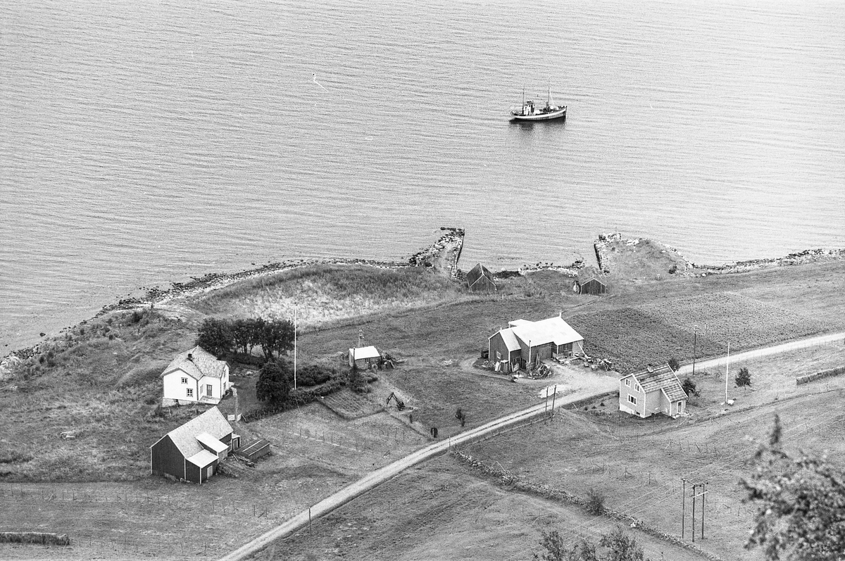 Gård på Aun, fotografert fra veien ned mot sjøen