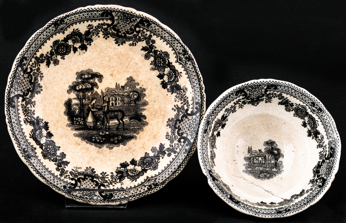 Kaffekopp och fat, med svartvit dekor med landskapsmotiv och blommor. Tillverkad vid Gustavsbergs porslinsfabrik.