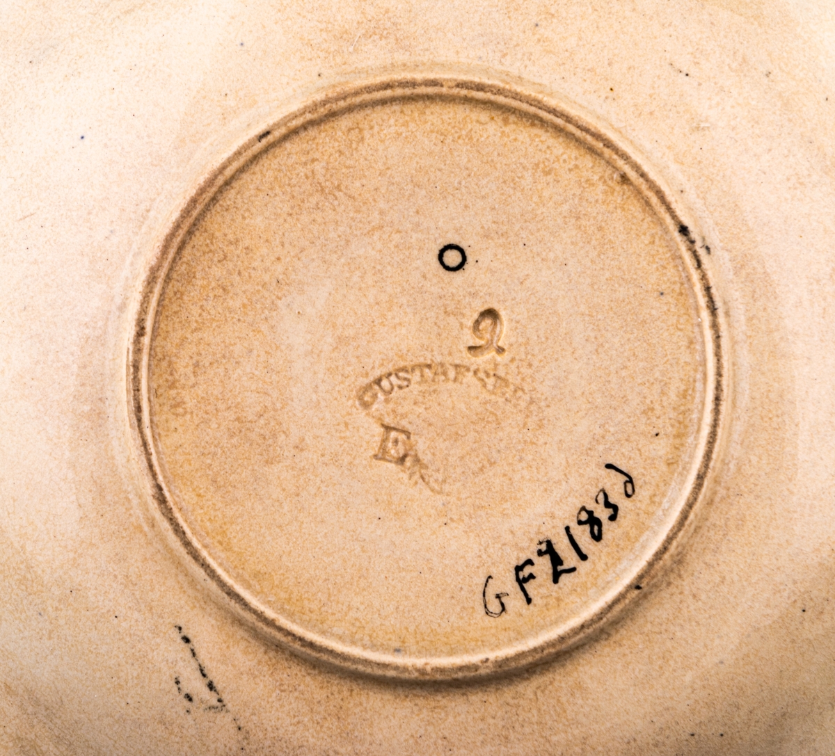 Kaffekopp och fat, med svartvit dekor med landskapsmotiv och blommor. Tillverkad vid Gustavsbergs porslinsfabrik.