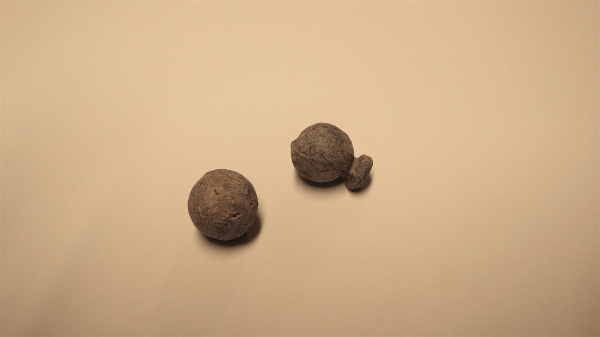 MALV: D A:CA 1CM,  D B:CA 1, 2CM, BEGGE HAR TYDELIG STØPEKANT. A HAR STØPETAPP. 