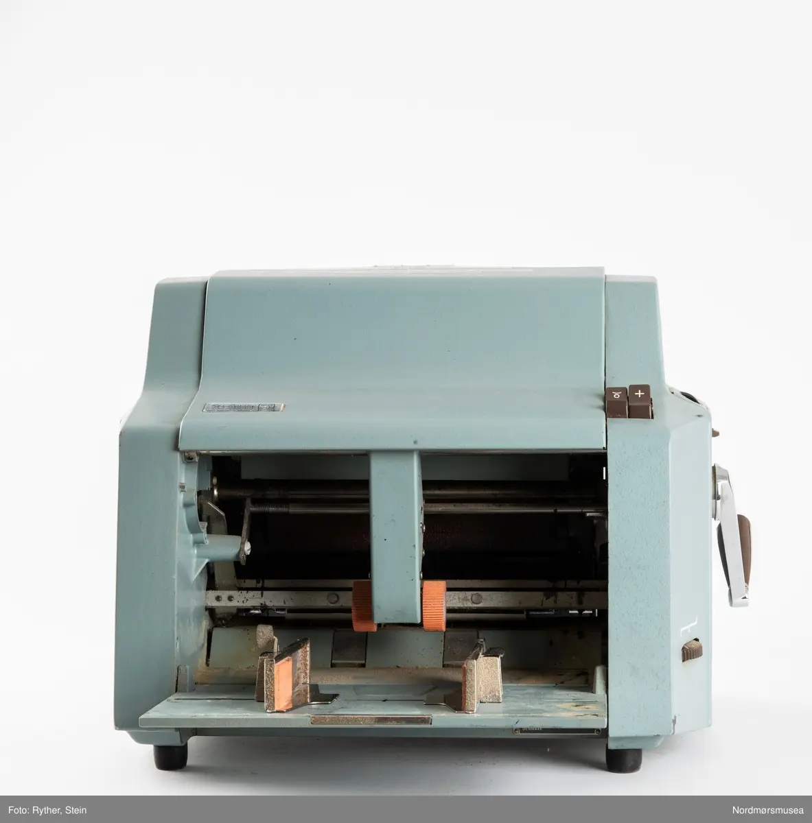 Rex-Rotary M4 spritduplikator fra perioden 1958-62. Denne typen duplikator ble mye brukt i skoler av blant annet studentavisene, se KMb-1990-034.0001.