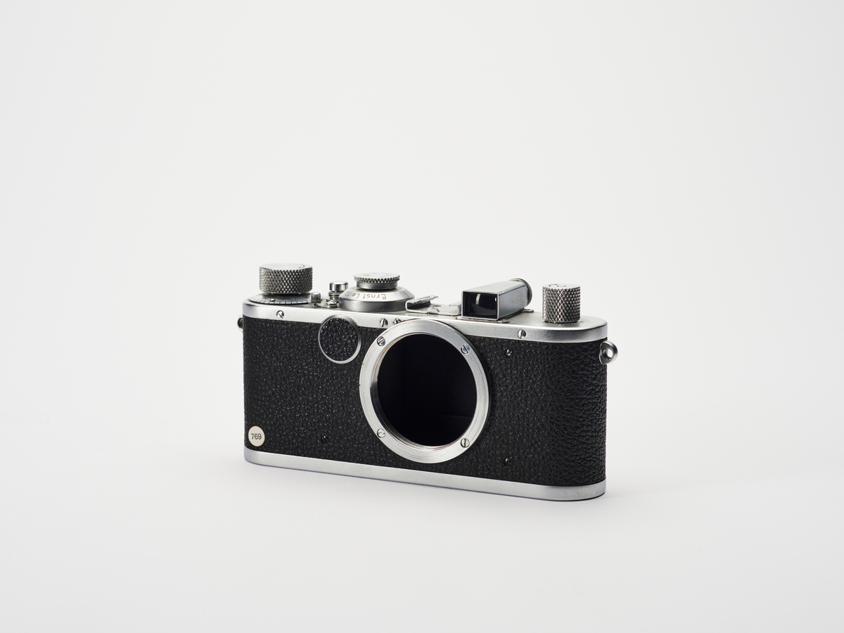 Leica 1 serien består av de første kommersielt produserte Leica modellene, produsert av Leitz fra 1925. Dette kameraet ble lagd i 1930 og er utstyrt med en kikkertsøker. Kameraet bruker 35 mm rullfilm og var av høy kvalitet. Det avtagbare objektivet mangler.