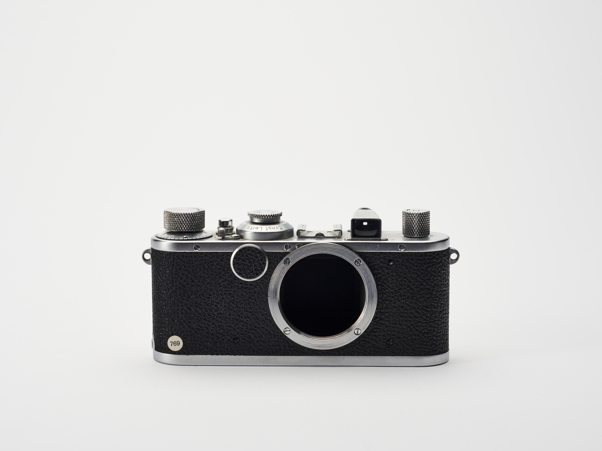 Leica 1 serien består av de første kommersielt produserte Leica modellene, produsert av Leitz fra 1925. Dette kameraet ble lagd i 1930 og er utstyrt med en kikkertsøker. Kameraet bruker 35 mm rullfilm og var av høy kvalitet. Det avtagbare objektivet mangler.