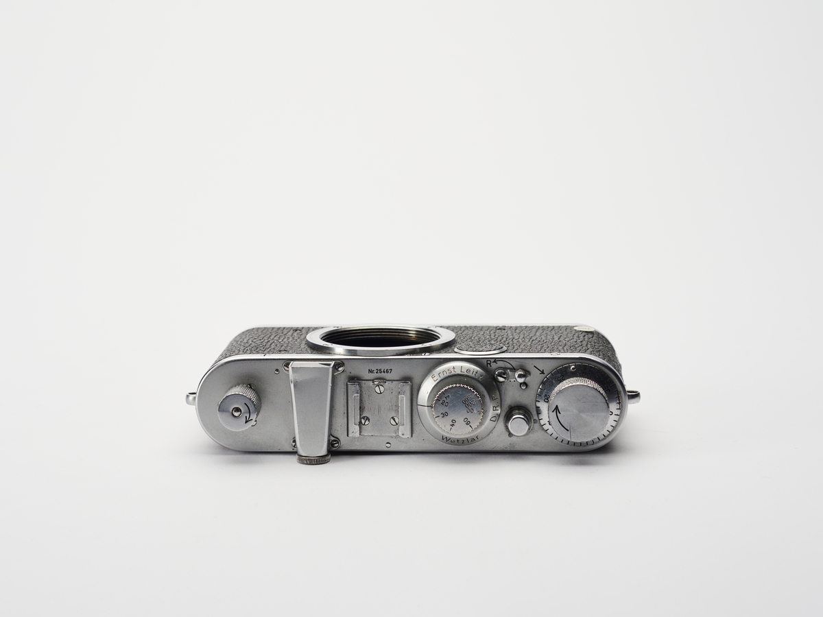 Leica 1 serien består av de første kommersielt produserte Leica modellene, produsert av Leitz fra 1925. Dette kameraet ble lagd i 1930 og er utstyrt med en kikkertsøker. Kameraet bruker 35 mm rullfilm og var av høy kvalitet. Det avtagbare objektivet mangler.