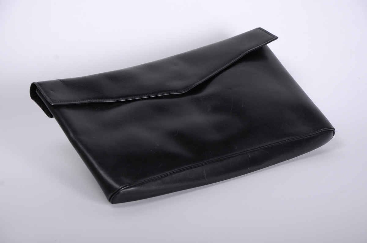 Clutch i sort skinn, lukkes m/trykknapp
