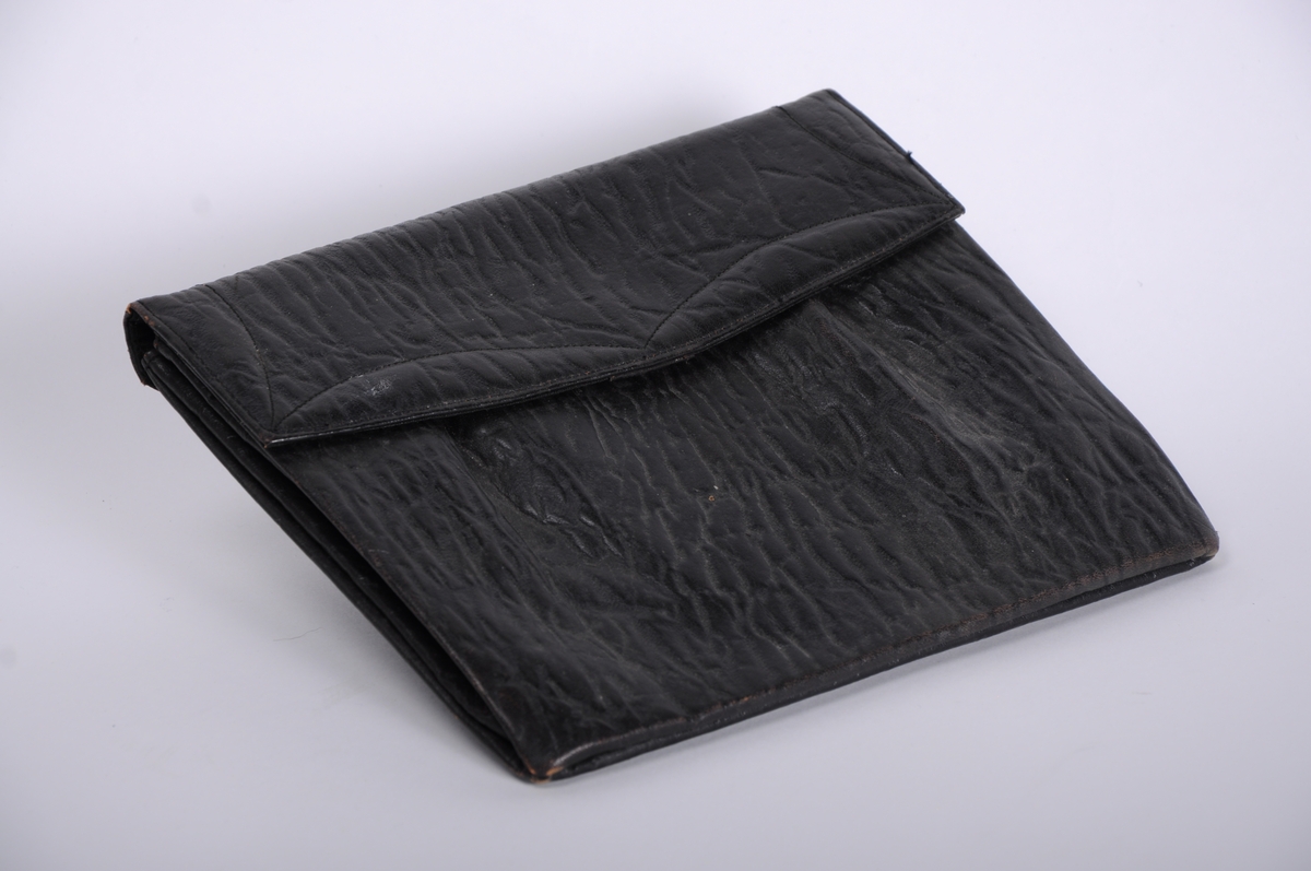 Clutch i sort skinn, lukkes m/trykknapp