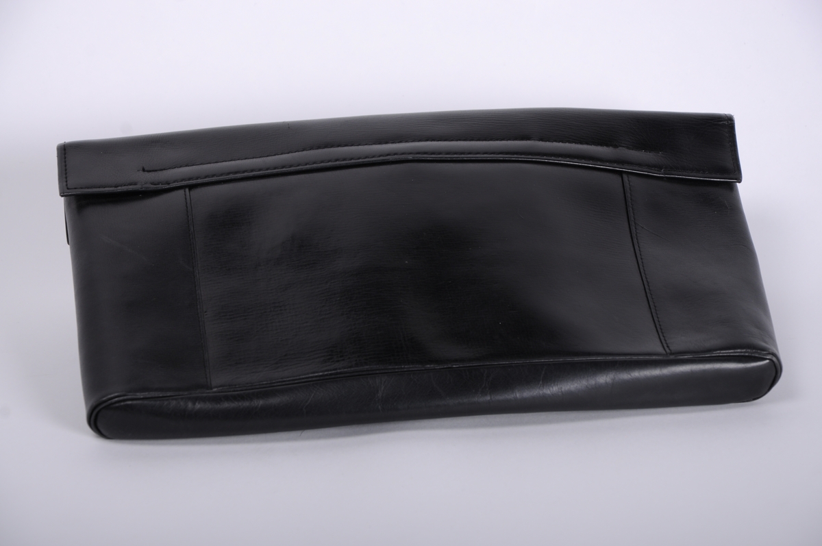 Clutch i sort skinn, lukkes m/trykknapp