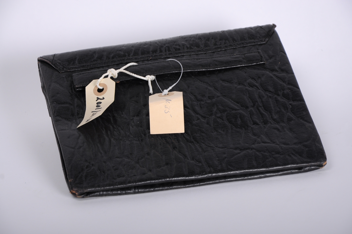 Clutch i sort skinn, lukkes m/trykknapp