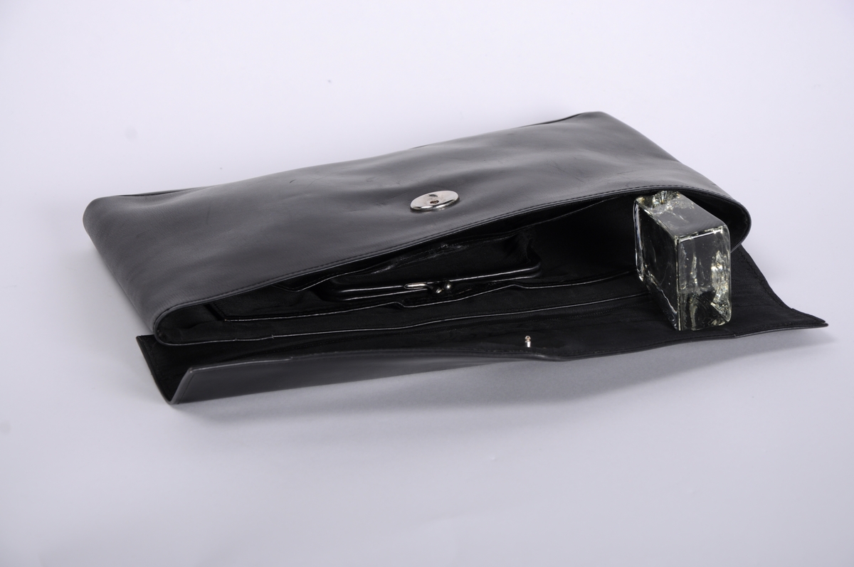 Clutch i sort skinn, lukkes m/trykknapp