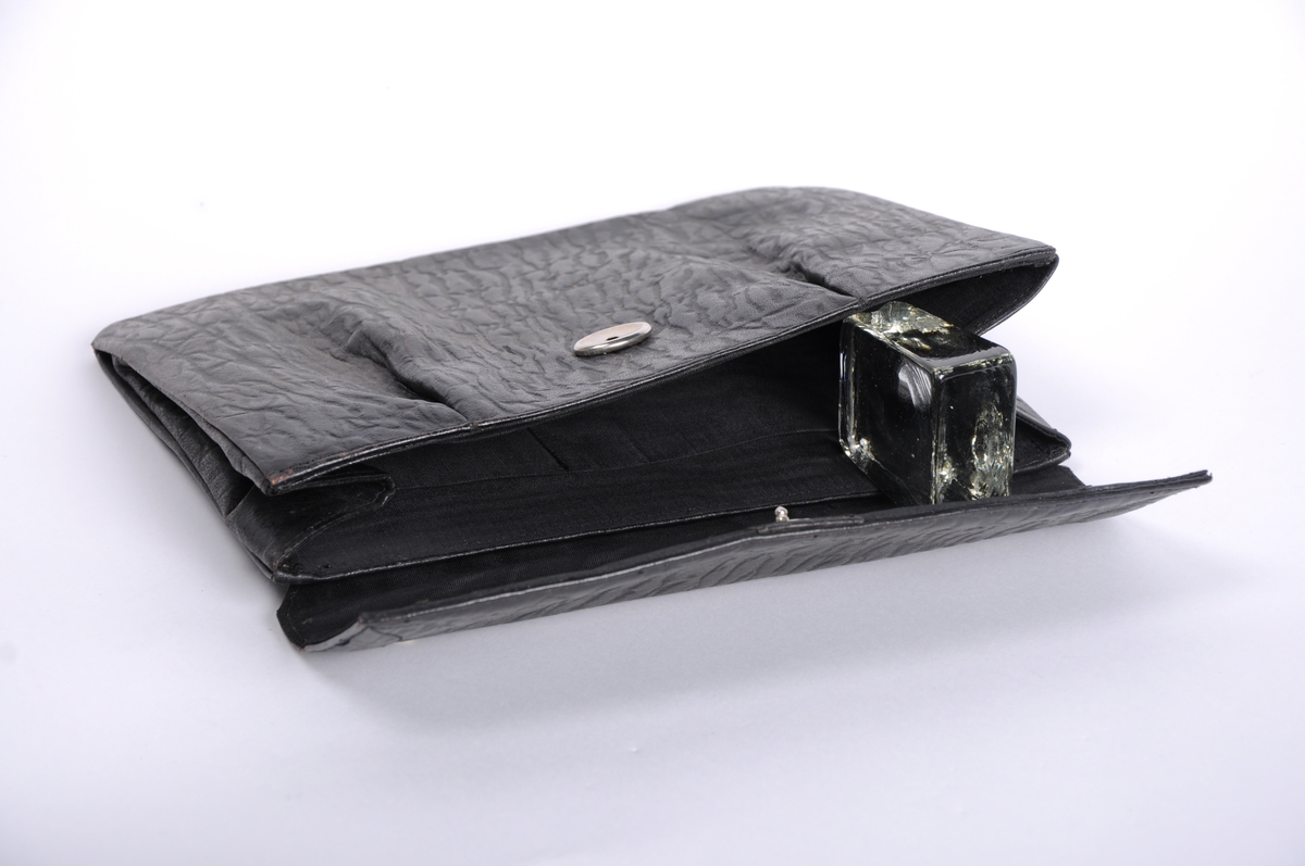 Clutch i sort skinn, lukkes m/trykknapp