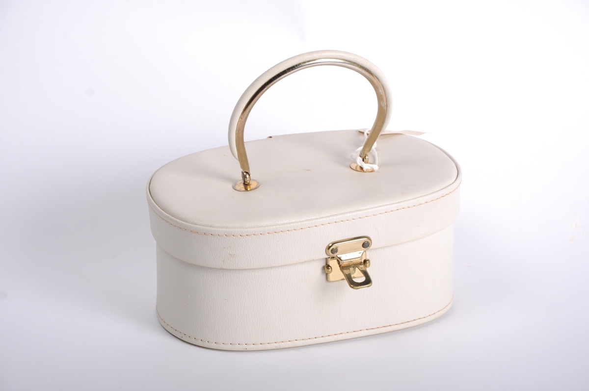 Hvit beautybag med lukkemekanisme i metall