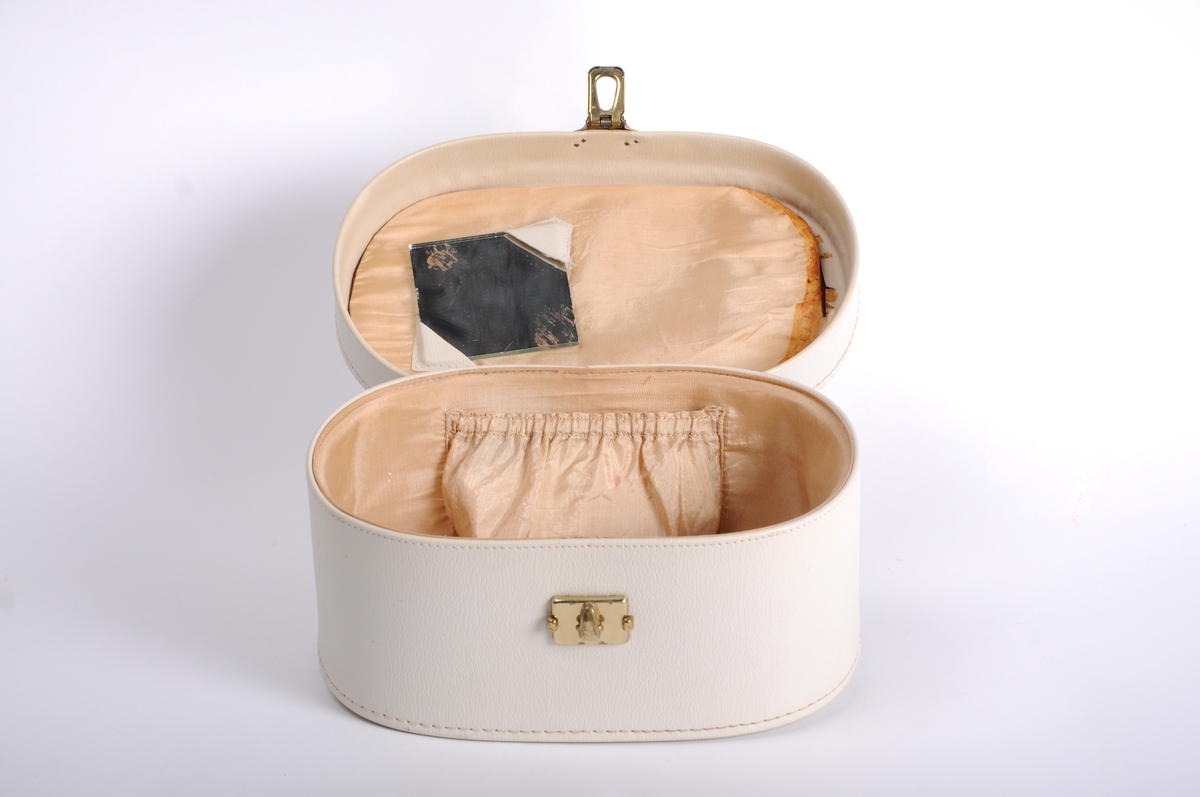 Hvit beautybag med lukkemekanisme i metall