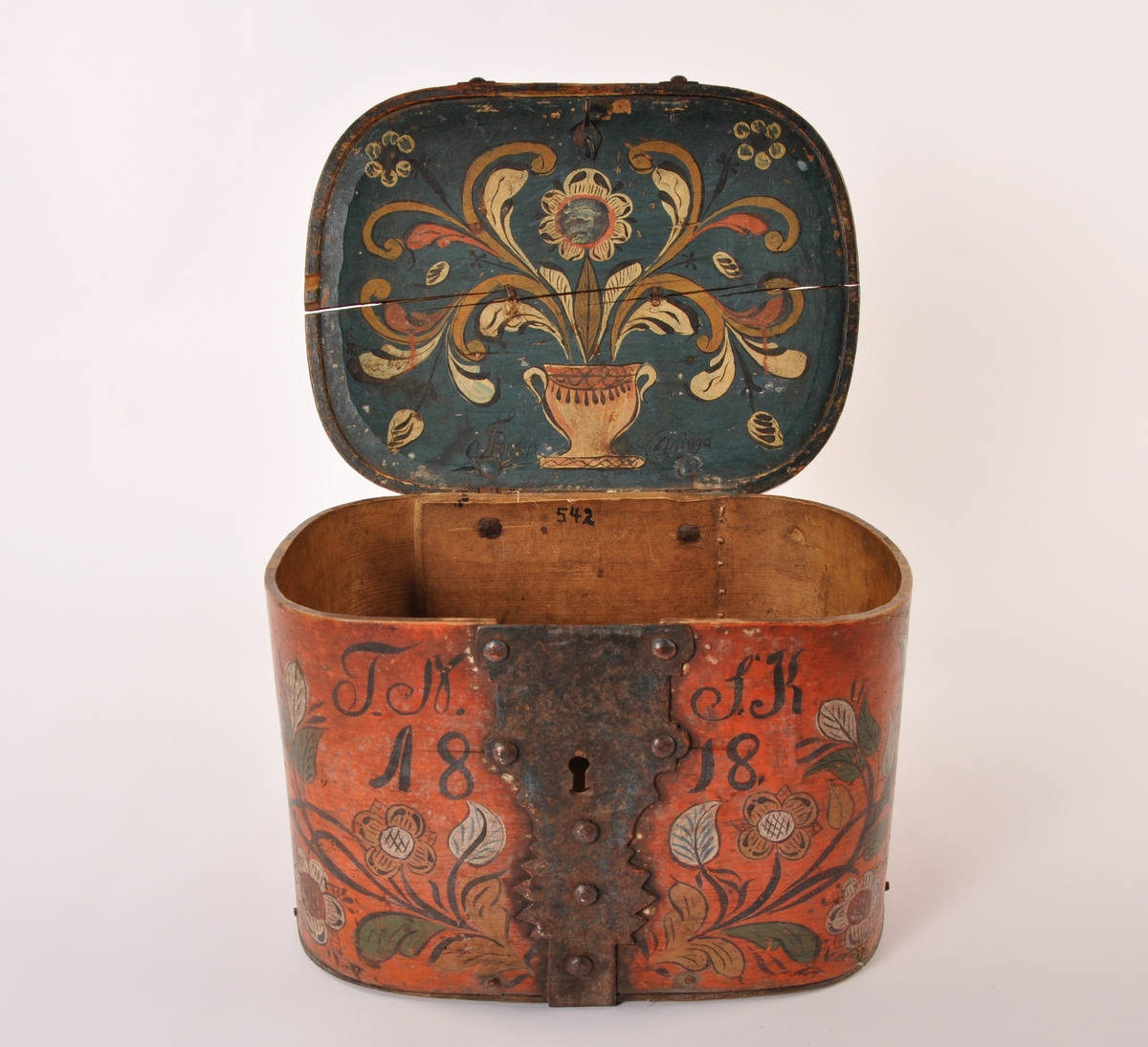 Rosemalt skrin med hengslet lokk håndtak og jernbeslag. Nøkkelhull med jernbeslag.