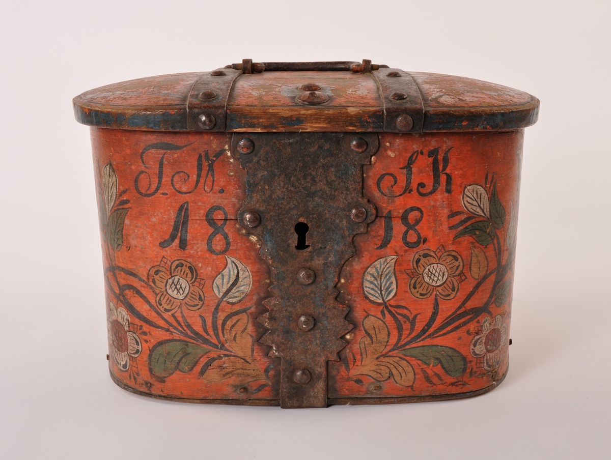 Rosemalt skrin med hengslet lokk håndtak og jernbeslag. Nøkkelhull med jernbeslag.