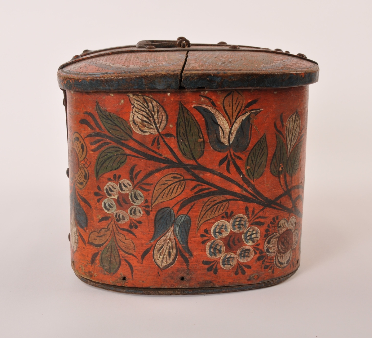 Rosemalt skrin med hengslet lokk håndtak og jernbeslag. Nøkkelhull med jernbeslag.