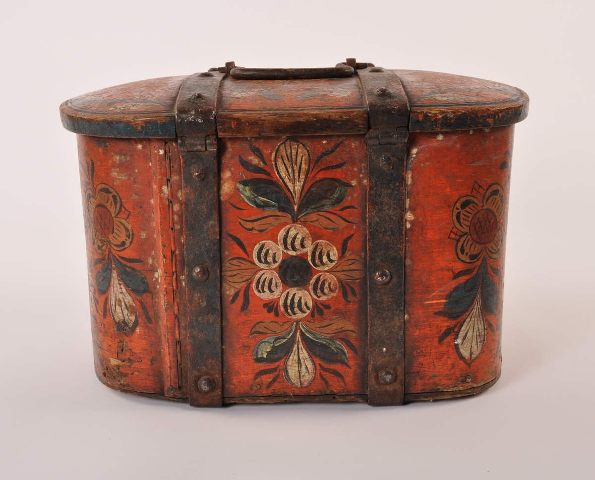 Rosemalt skrin med hengslet lokk håndtak og jernbeslag. Nøkkelhull med jernbeslag.