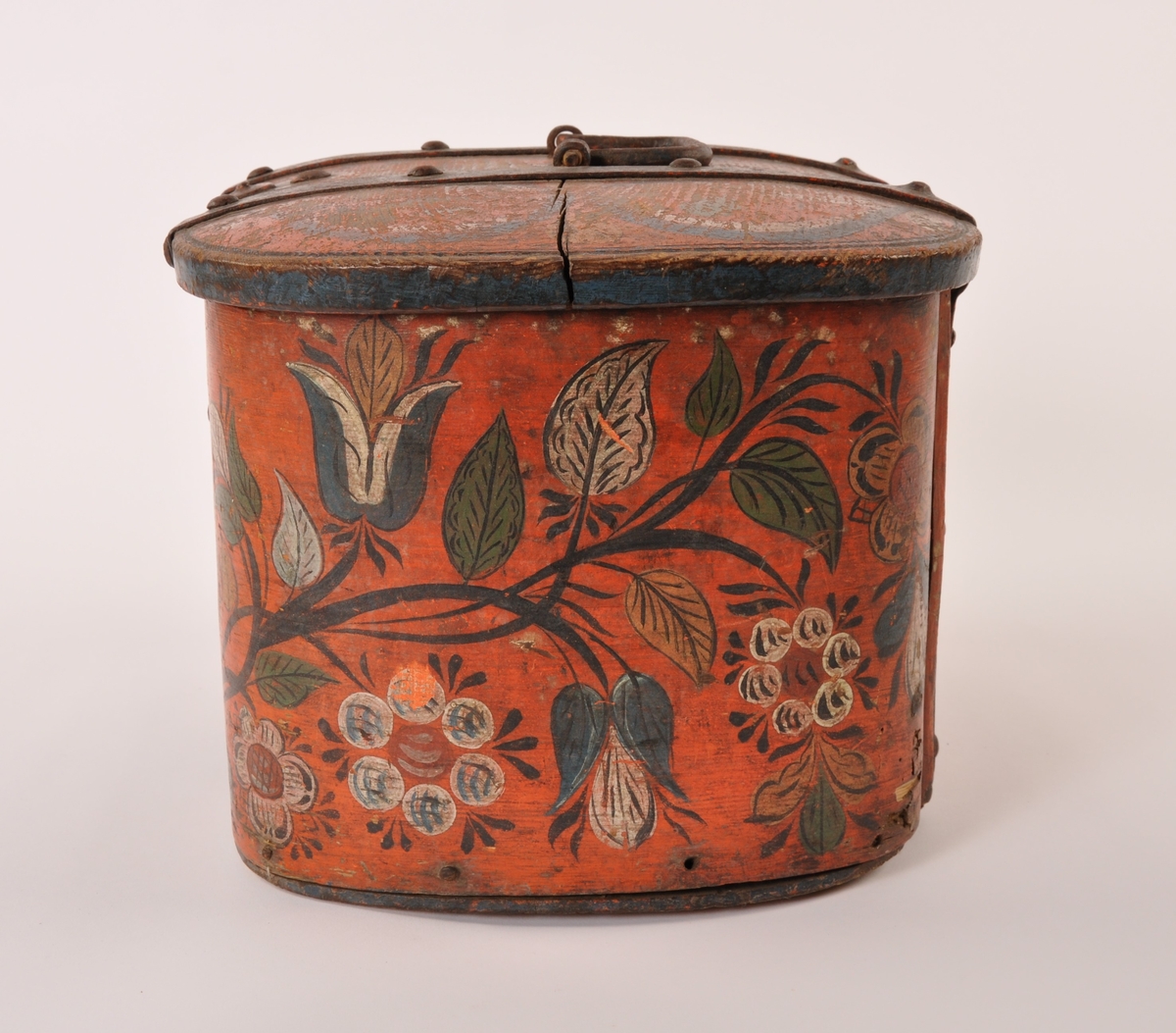 Rosemalt skrin med hengslet lokk håndtak og jernbeslag. Nøkkelhull med jernbeslag.