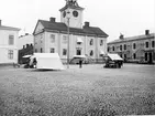 Torget Härnösand. Med tanke på modellen på torgbelysningen bör bilden vara tagen på 1890-talet.